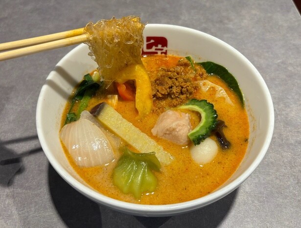 スープを胡麻坦々(+150円)に変え、後のせトッピングの「肉味噌」(+150円)をプラス