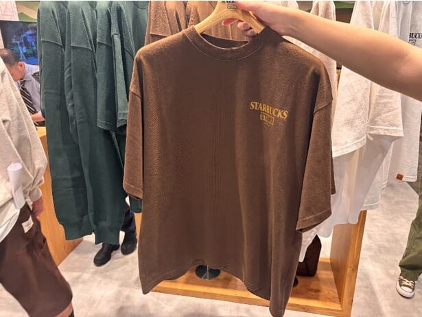 14番手の糸で織り上げたUSAコットン天竺を採用したロゴT。ホワイト、グリーン、ブラウンで展開