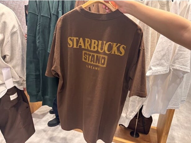 ロゴTのバックデザイン。季節を問わず着られる程よい肉感が魅力