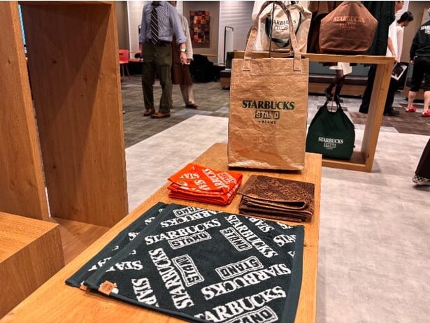 PVC加工と、自立する底マチがポイント!「LOGO PVC ショッパートート」(写真奥・1万1000円)