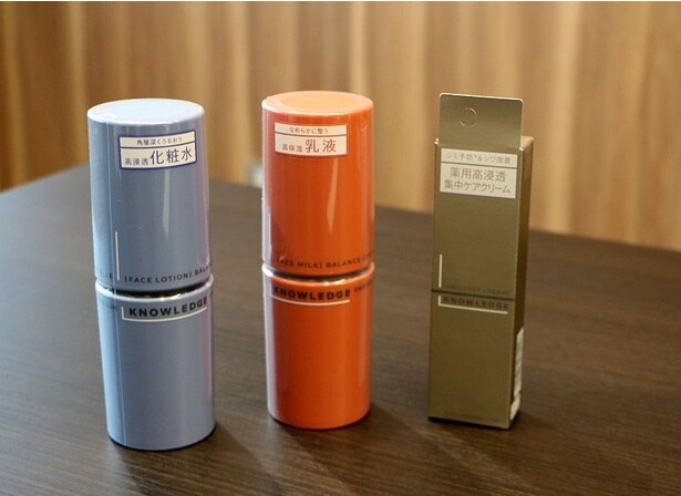 マンダムと共同開発!マツキヨココカラ&カンパニー初のメンズスキンケア・ヘアケア PB「ナレッジ」の「浸透ローション」(写真左)と「浸透ミルク」(写真中央)