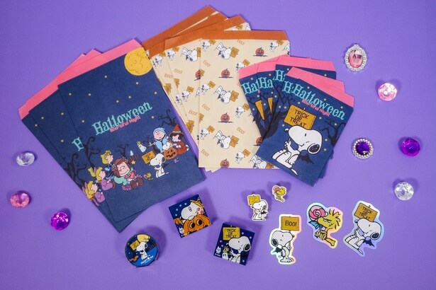 「平袋セット」(990円)、「箔押しマスキングテープ」(880円)、「マグネットクリップ2個セット」(770円)、「ピンバッジ2個セット」(1430円)、「ホログラムステッカーセット」(990円)