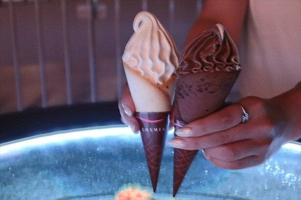 茜茶屋(コーラルカフェバー)のクレミア(ラングドシャコーン)600円(写真左)とクレミア・ザ・ミックス(チョコラングドシャコーン)600円(写真右)