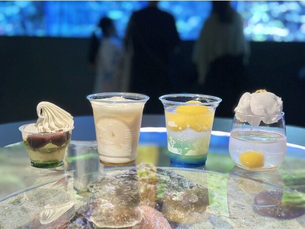 「抹茶サンデー～クリーム餅のせ～」(900円。写真左端)、「ふわふわほうじ茶ラテ」(950円。写真左から2番目)、「ごろっとピーチソーダ」(900円。写真左から3番目)、「わたあめマロンカクテル」(1000円。アルコールドリンク。写真右端)