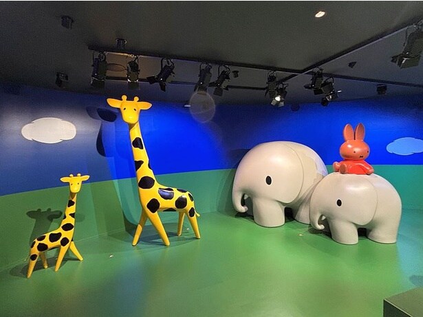 こちらは、絵本「うさこちゃんと どうぶつえん」(ディック・ブルーナ 文・絵 / いしい ももこ 訳 / 福音館書店)のシーン