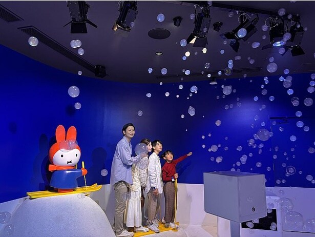 雪に見立てたシャボン玉の演出も!