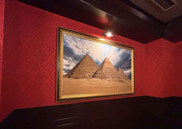 館内入り口はアートギャラリーみたい!?まるで鳥のように空を飛ぶ体験ができる「エアクルーズ・ザ・ライド」。遺跡の上にも、海の中にも行くことができる