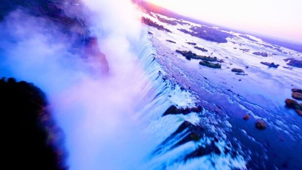 地球上の絶景を飛び回る約6分間のフライトに大興奮!足元まで広がる景色を180度見渡そう