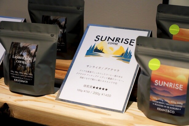 サンライズなど商品名で飲むシーンをイメージさせる