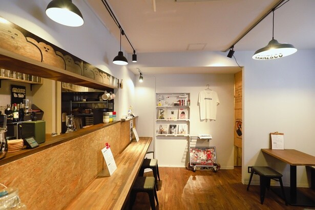 【写真】カフェスペースはカウンターをメインにテーブル席も準備