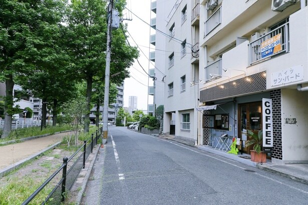 近くにはスーパーマーケットなども