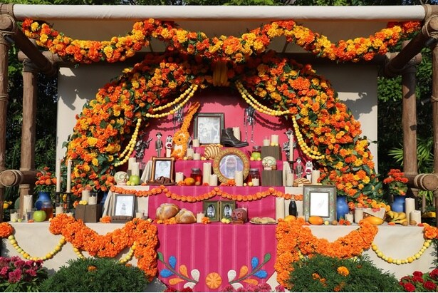 ディズニー&ピクサー映画『リメンバー・ミー』に登場する祭壇をイメージしたデコレーション