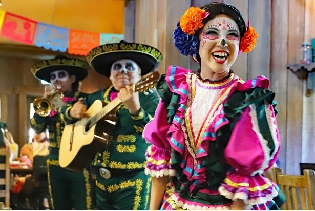 レストラン「ユカタン・ベースキャンプ・グリル」での取材時にアトモスフィア・エンターテイメントがスタート！コール&レスポンスをする場面もあり、店内は大盛り上がり