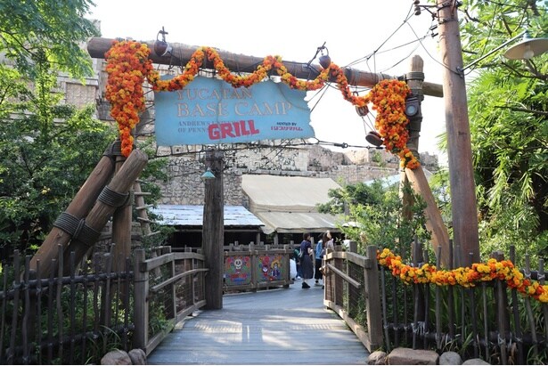 「ユカタン・ベースキャンプ・グリル」の入り口もマリーゴールドで彩られ、華やかな雰囲気に