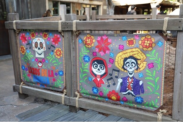 ミゲルとヘクターが描かれたデコレーションも登場