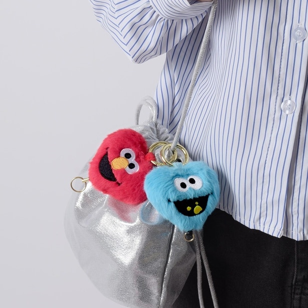 バッグに付けるだけでコーデのアクセントに。複数のキャラクターを重ね付けしてもかわいい