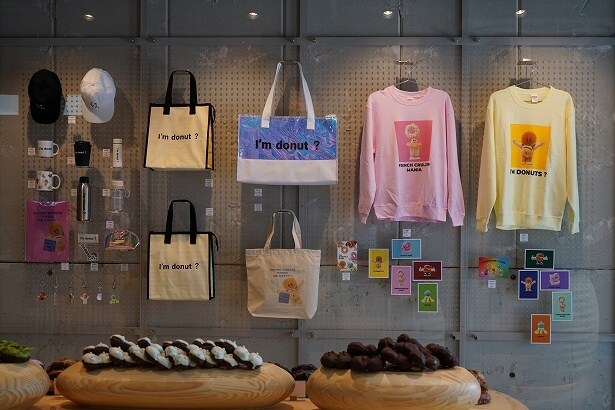 バッグやキャップなどオリジナルグッズも販売