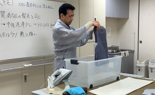 絹で洗える着物の手洗いを実際に実演(三越カルチャーサロン「きもの豆知識」のときの様子)