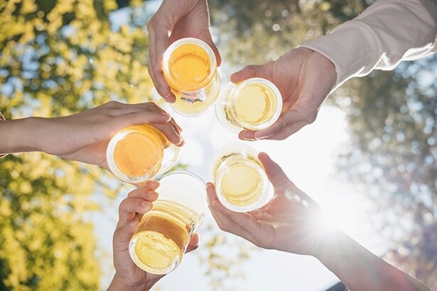 【写真】気の合う仲間とフレッシュホップエールで乾杯