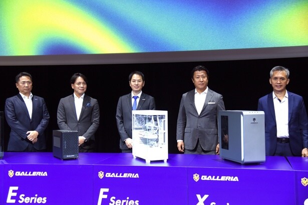 永井さん(中央)と、主要半導体メーカーの代表者