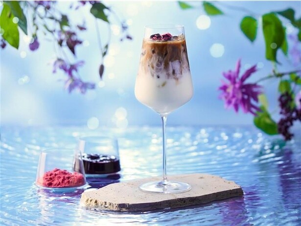 マリアージュドリンクの「ベリーブルームヨーグルト」。ブルーベリーのフレッシュな風味が優しく重なり、芳醇でさわやかな味わいを楽しめる