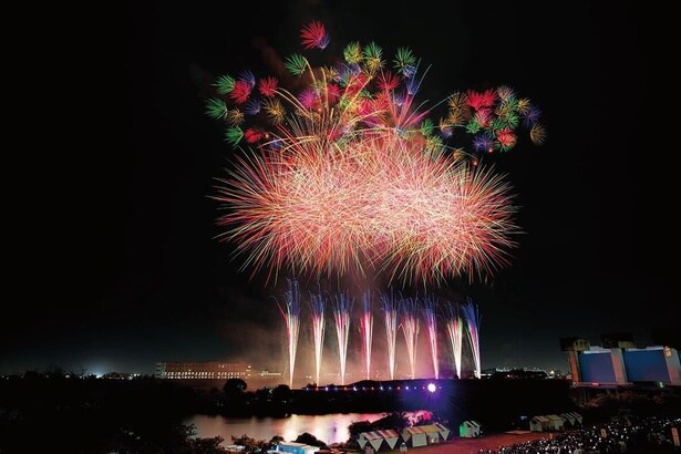 北区花火会-RED×BLUE SPARKLE GATE-(荒川河川敷・岩淵水門周辺)