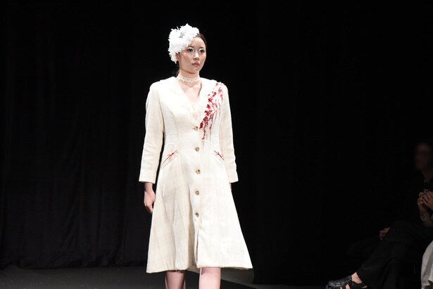 「AYAKA Oshita」によるコレクション。変身、解放の瞬間を表現した