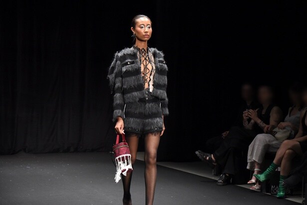 「AYAKA Oshita」によるコレクション。変身、解放の瞬間を表現した