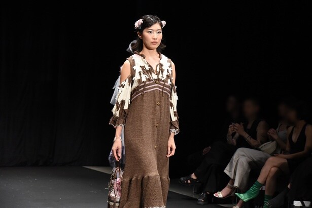 「AYAKA Oshita」によるコレクション。変身、解放の瞬間を表現した