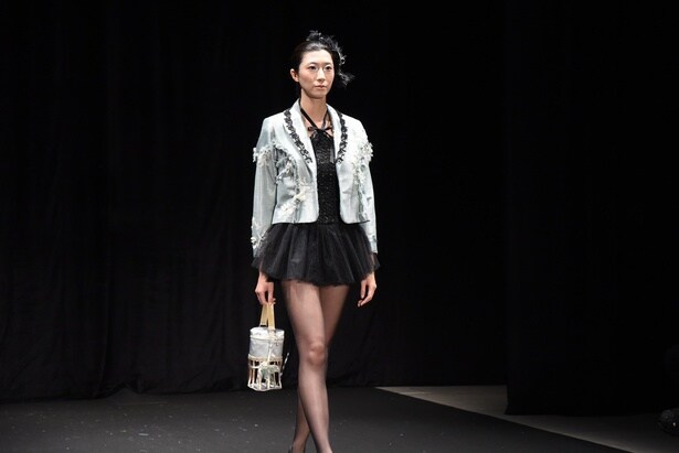 「AYAKA Oshita」によるコレクション。変身、解放の瞬間を表現した