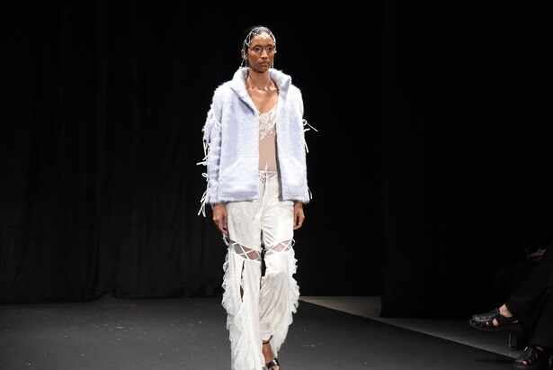 「AYAKA Oshita」によるコレクション。変身、解放の瞬間を表現した