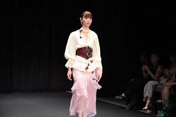 「AYAKA Oshita」によるコレクション。変身、解放の瞬間を表現した