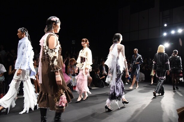 “メタモルフォーゼ”をテーマに制作された「AYAKA Oshita」の新作衣装