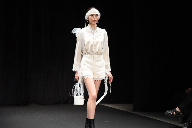 「AYAKA Oshita」によるコレクション。変身、解放の瞬間を表現した