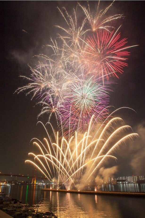 くきのうみ花火の祭典(洞海湾、若戸大橋周辺)