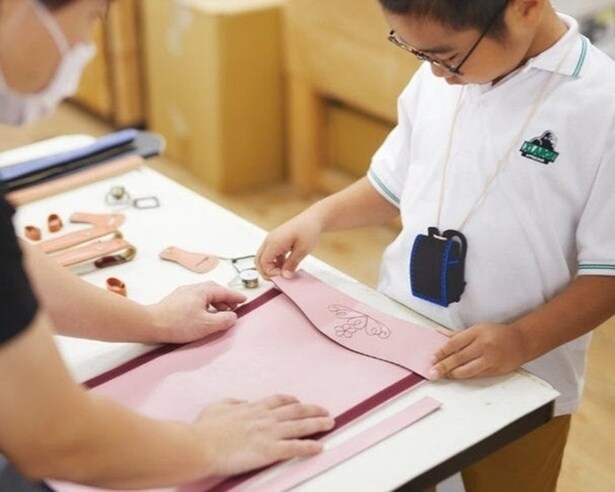 ランドセルづくりの作業を体験する様子