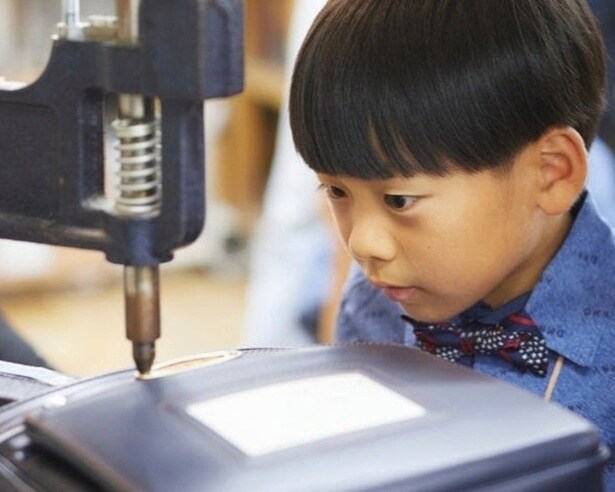 最後の金具をつけて自分の手で完成させる様子