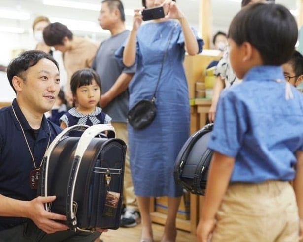 職人の手から子どもの未来へ。つくる人と使う人を結ぶ「ランドセル贈呈式」で大切な思い出を