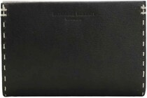 ミドルサイズ設計でスマートに収納できる【キャサリンハムネット】二つ折り財布がAmazonで販売中！