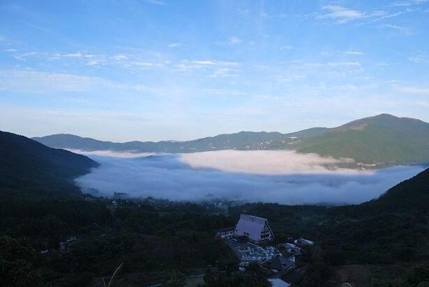 狭霧台から望む朝霧の風景。朝霧で全く見えないが、朝霧の下部分が盆地となっていて由布院温泉街が広がっている