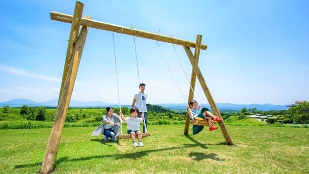 敷地内には、草原の風を切りながら乗れる大きなブランコも！