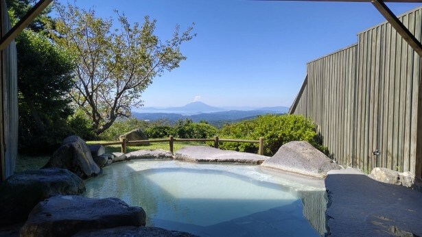 大浴場「大隅の湯」の露天風呂。よく見ると桜島の山頂には噴煙がのぼっている！