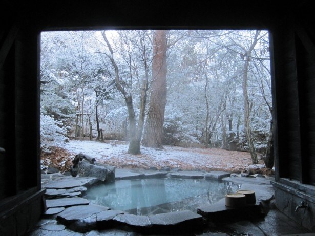 標高が高い場所に位置する霧島温泉ならではの雪見露天！写真は貸切半露天の「ひのきの湯」