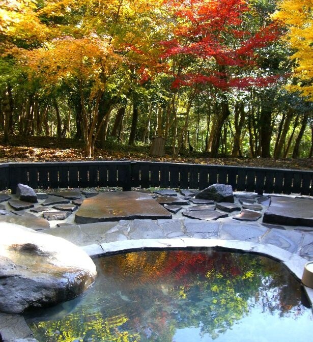 紅葉を望みながら湯浴みできる「もみじの湯」