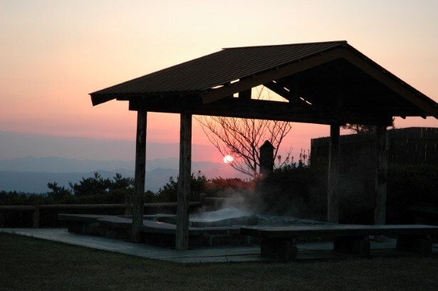 雄大な山々に落ちていく優美を望みながらの足湯も贅沢