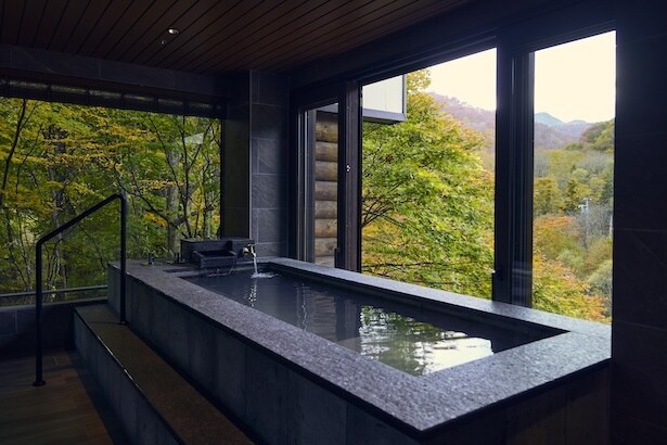 渓流スイートルームの客室温泉