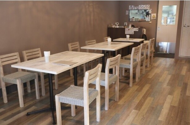 「ぎんとき(銀時)」の内観。テーブル席のほかに、カウンター席もある