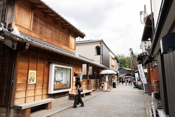大きな土蔵が立ち並ぶ一番街とはまた違う雰囲気をかもす菓子屋横丁