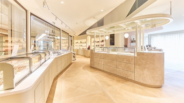 【写真】白を基調とした洗練された空間が広がるニュウマン高輪店の内観