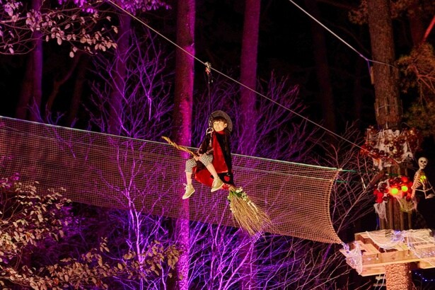 【リゾナーレ八ヶ岳】「ハロウィンナイト空中散歩」では、箒にまたがってまるで空を飛ぶ魔女のようにジップラインを滑走